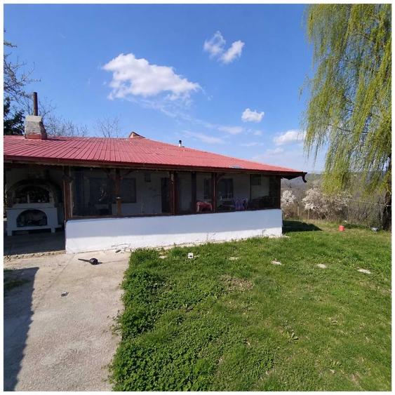 Casă cu 3 camere în Păcureți