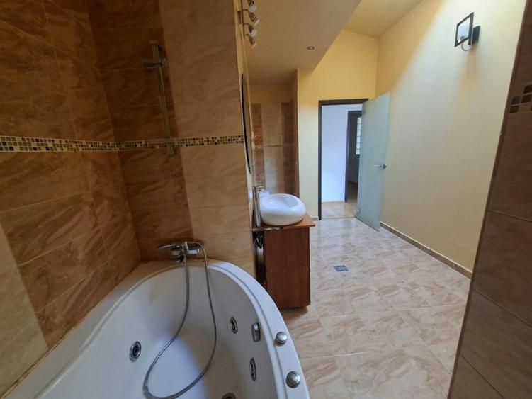 Apartament cu 3 camere semidecomandat în Străulești