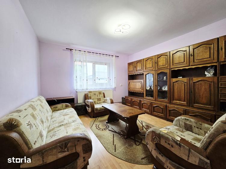 Apartament cu 4 camere decomandat în Bujac