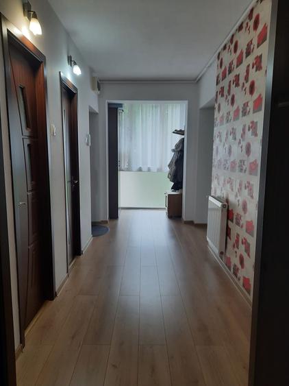 Apartament cu 3 camere decomandat în Cornișa