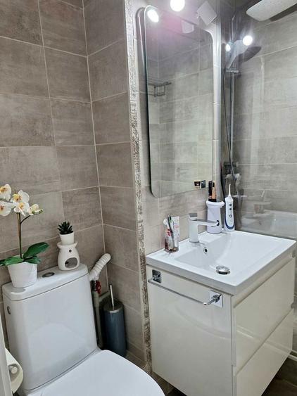 Apartament cu 3 camere semidecomandat în Micro 17
