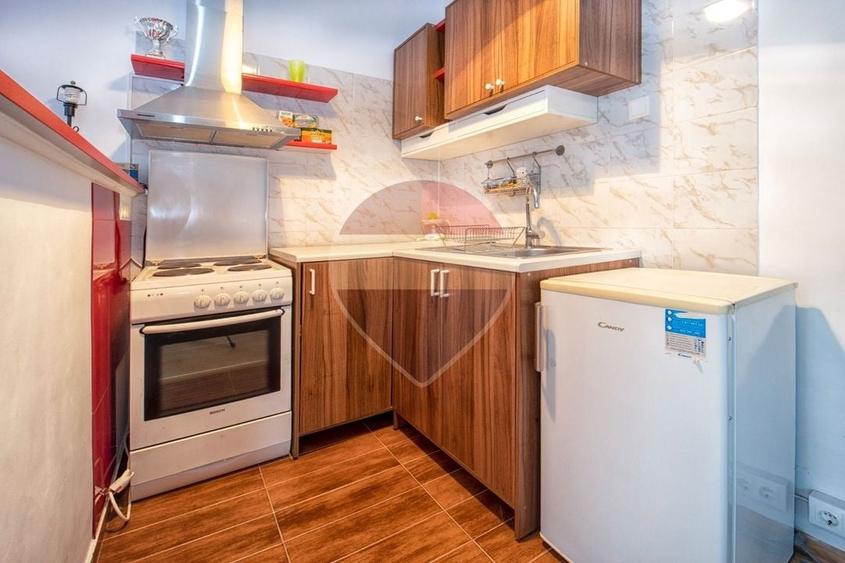 Casă individuală cu 7 camere cu Teren 835 Mp în Central
