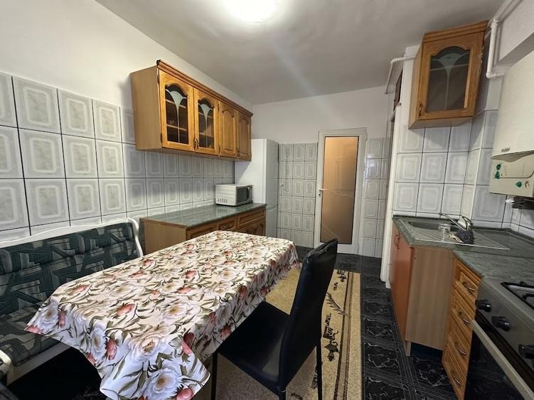 Apartament cu 3 camere decomandat în Răcădău
