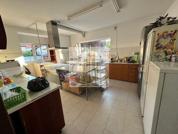 Casă individuală cu 12 camere cu Piscina în Complex Studențesc