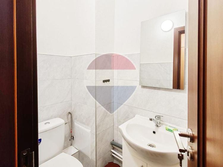 Apartament cu 3 camere semidecomandat, mobilat în Rogerius