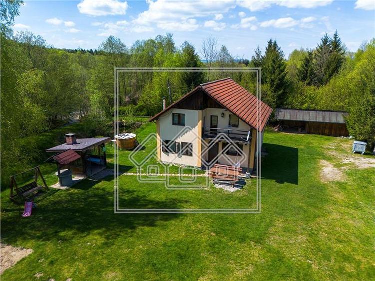 Casă individuală cu 5 camere cu Teren 3400 Mp în Porumbacu de Sus