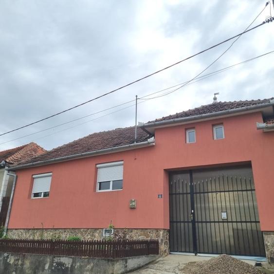 Casă individuală cu 5 camere cu Canalizare în Vărășeni
