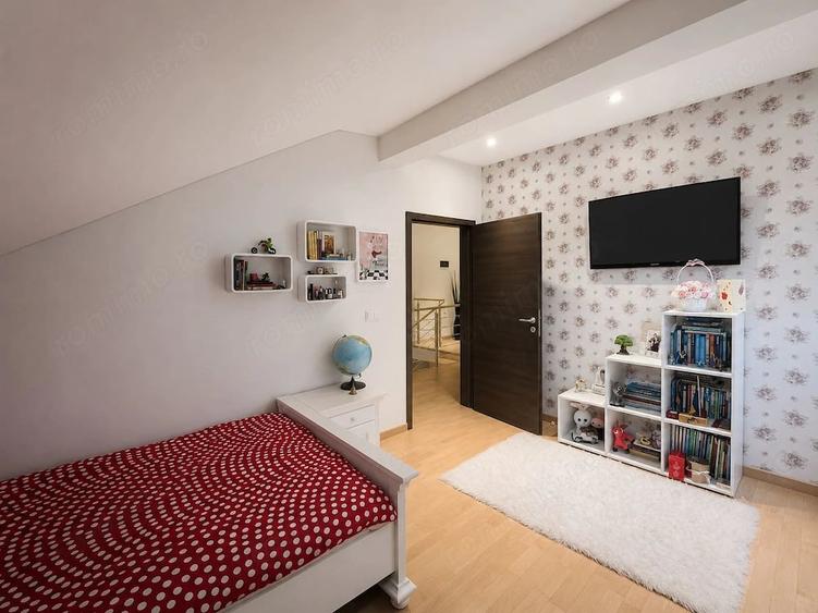 Casă cu 6 camere cu Teren 250 Mp în Dumbrăvița