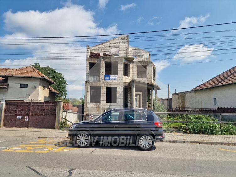 Casă individuală cu 12 camere cu Canalizare în Bărăbanț