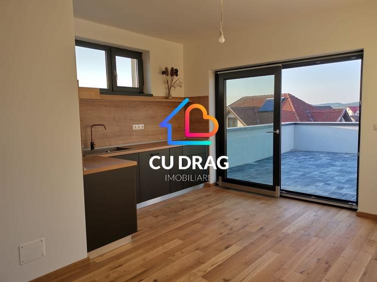 Casă individuală cu 8 camere cu Canalizare în Șelimbăr