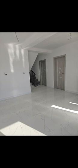 Duplex cu 5 camere cu Canalizare în Lumina
