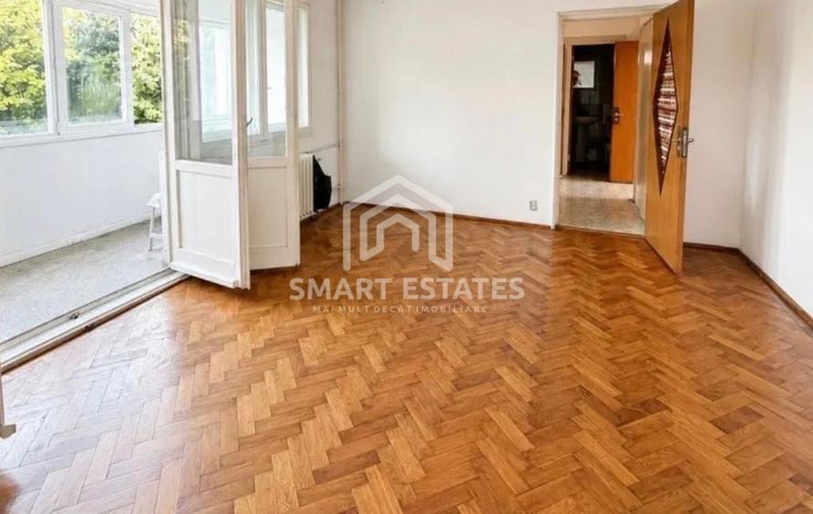 Apartament cu 3 camere semidecomandat în Berceni