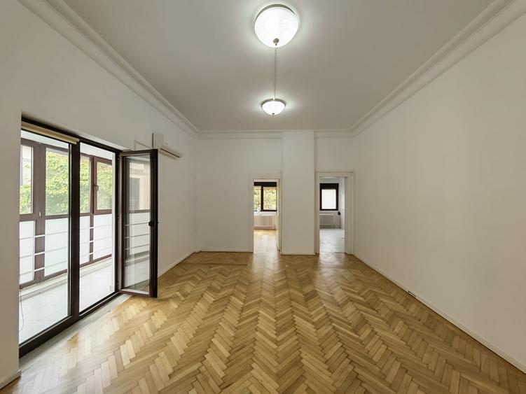Apartament cu 6 camere nedecomandat în Aviatorilor