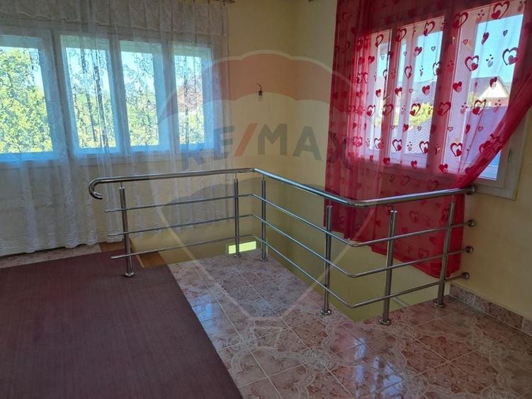 Casă individuală cu 6 camere cu Canalizare în Ocna Șugatag