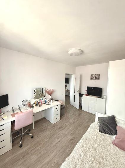 Apartament cu 3 camere semidecomandat, mobilat în Florești