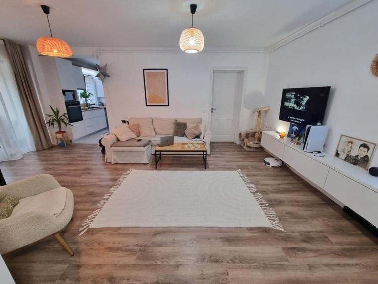 Apartament cu 2 camere semidecomandat, mobilat în Florești