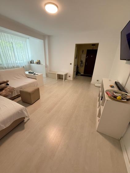 Apartament cu 3 camere semidecomandat, mobilat în Baba Novac