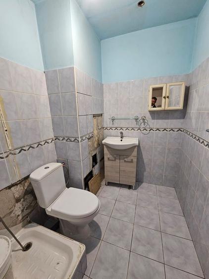 Apartament cu 3 camere semidecomandat în Rahova