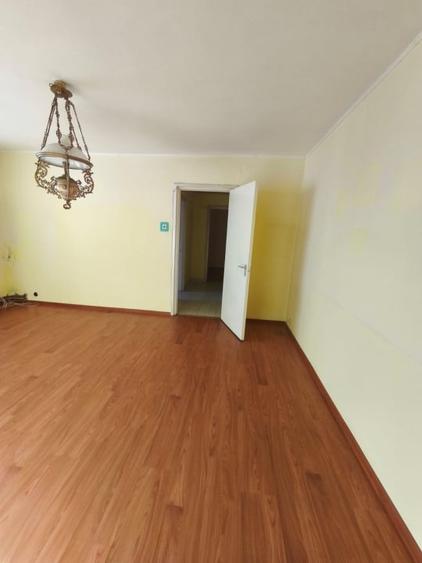 Apartament cu 3 camere semidecomandat în Central — fotografia 3
