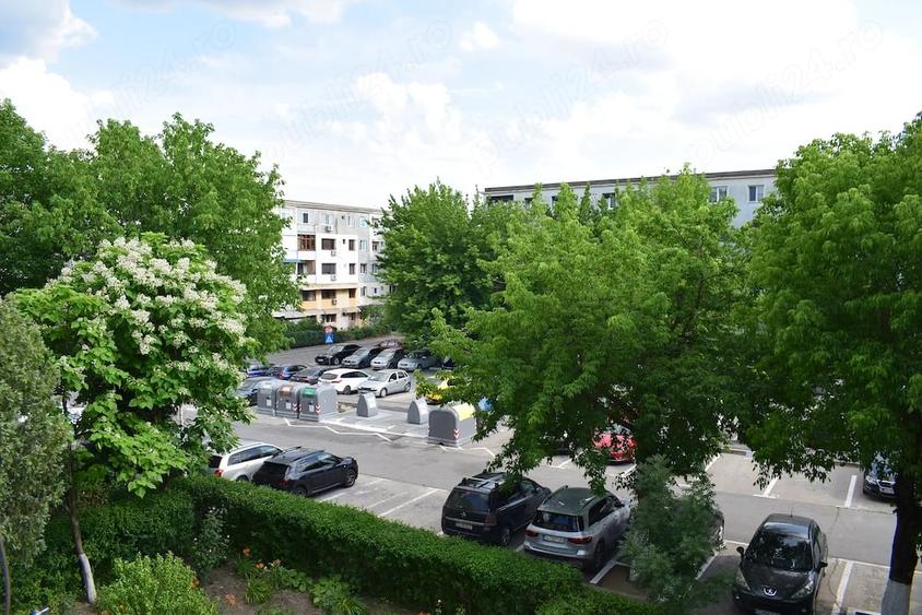 Apartament cu 4 camere semidecomandat în Sud