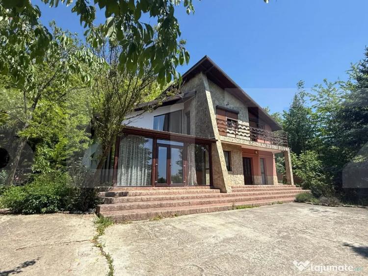 Casă cu 5 camere cu Teren 2248 Mp în Curtești