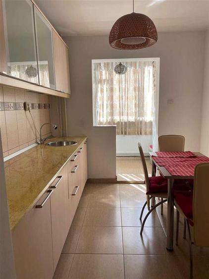 Apartament cu 3 camere semidecomandat, mobilat în Tei