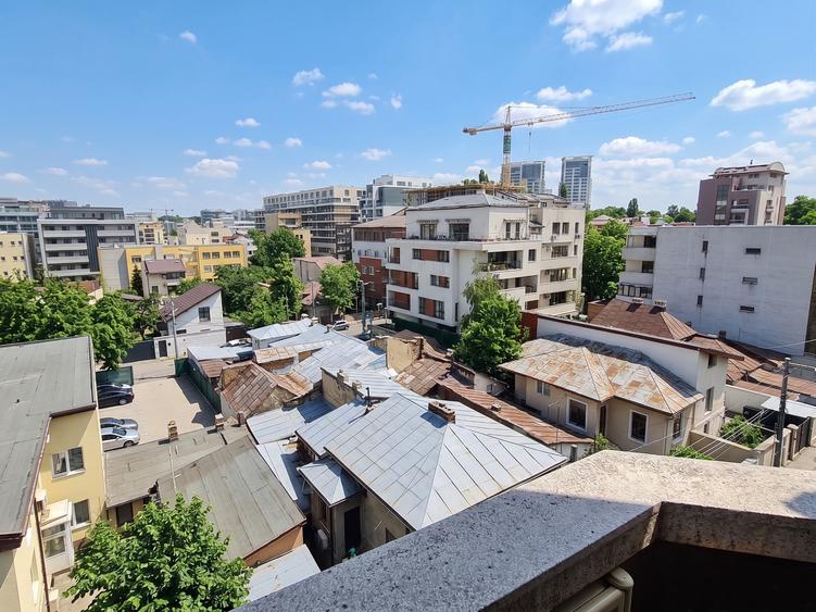 Apartament cu 4 camere decomandat în Floreasca