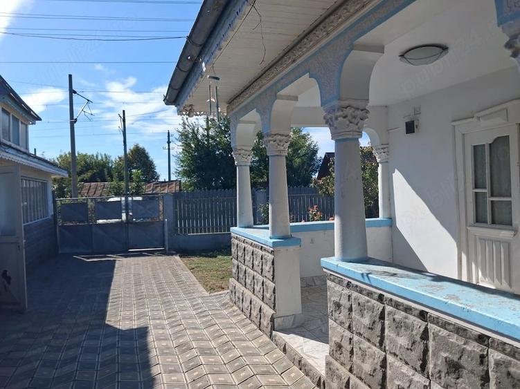 Casă cu 4 camere cu Teren 800 Mp în Piscu