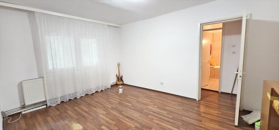 Apartament cu 3 camere semidecomandat în Mioriței