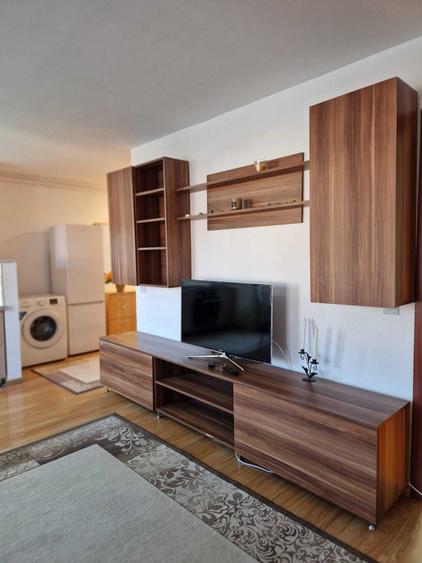 Apartament cu 3 camere semidecomandat în Florești