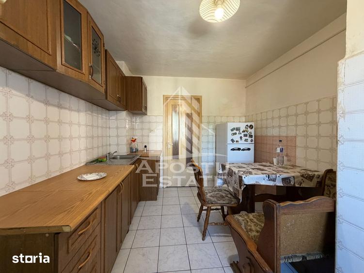Apartament cu 3 camere, mobilat în Lipovei