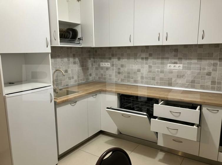 Apartament cu 2 camere semidecomandat, mobilat în Central