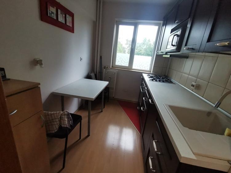 Apartament cu 3 camere semidecomandat în 1 Mai