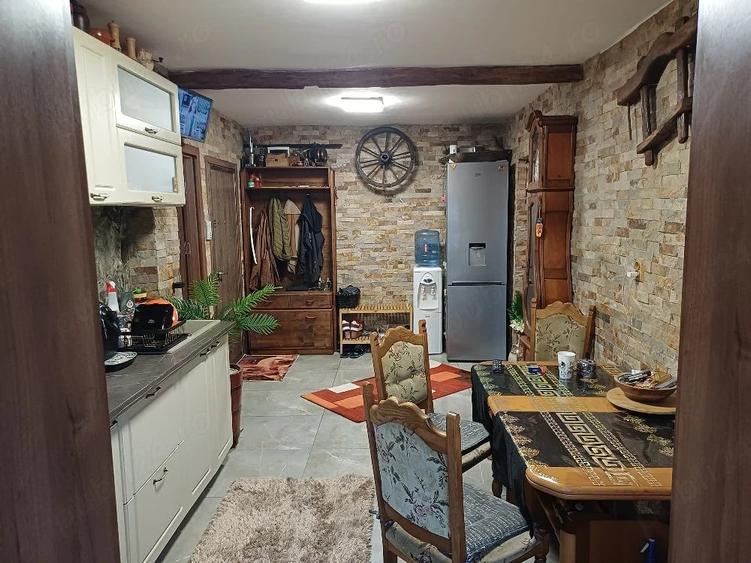 Apartament cu 2 camere decomandat în Rovine