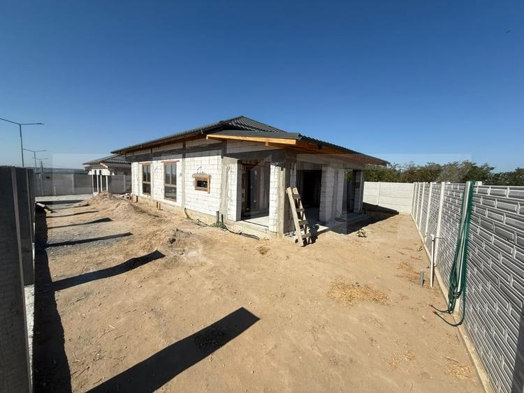 Casă individuală cu 4 camere cu Canalizare în Preajba