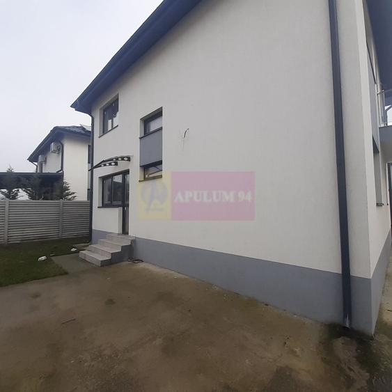 Casă individuală cu 4 camere cu Canalizare în Est