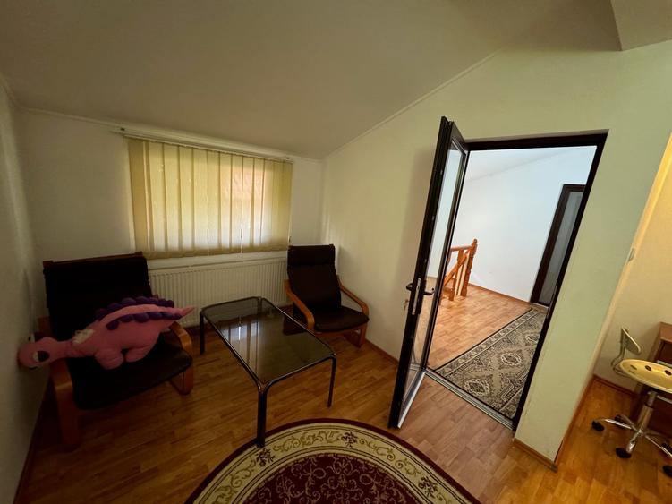 Casă individuală cu 8 camere cu Canalizare în Central