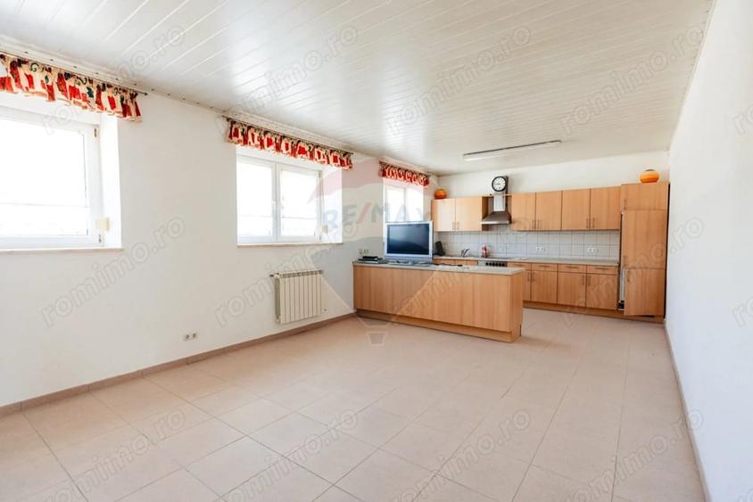 Spațiu comercial, de 2,400 mp, în Central