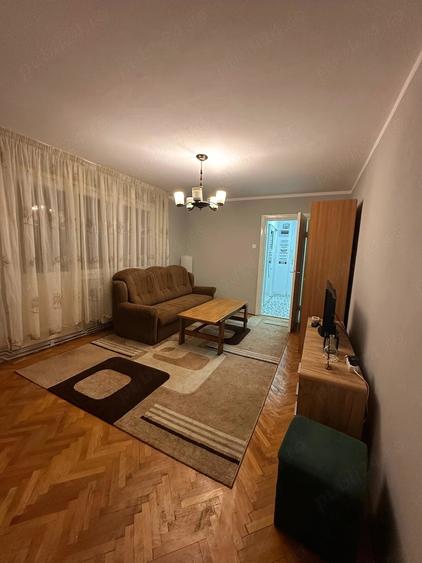 Apartament cu 3 camere semidecomandat în Circumvalațiunii