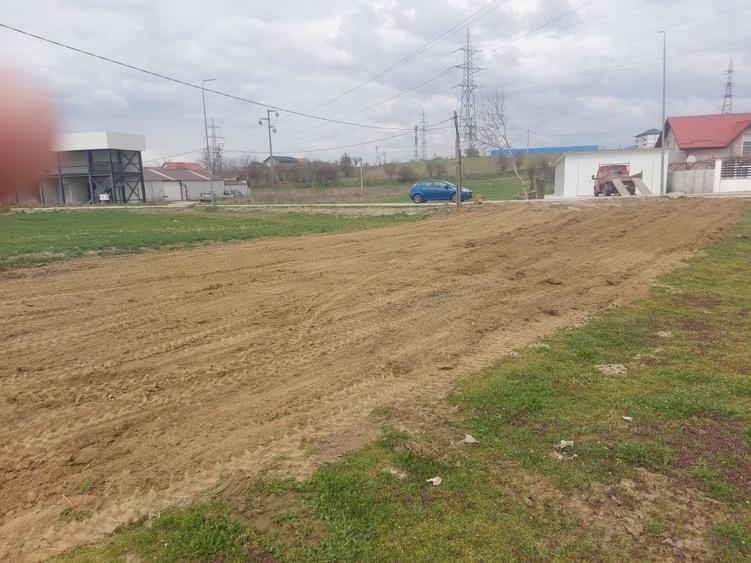 Vand parcele , teren intravilan , stradal, cu toate utilitatile - 4