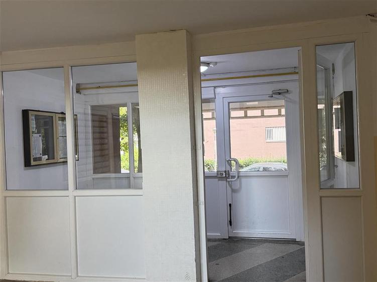 Apartament cu 2 camere semidecomandat în Apusului