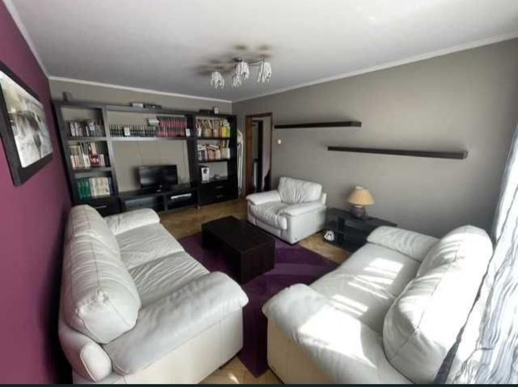 Apartament cu 3 camere decomandat, mobilat în Păcii