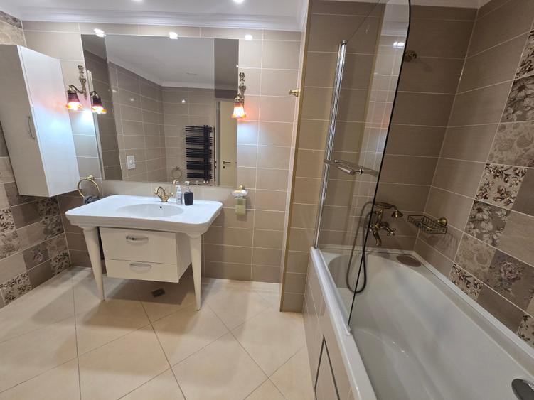 Apartament cu 3 camere semidecomandat în Kiseleff