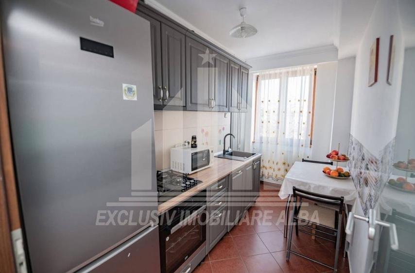 Apartament cu 3 camere semidecomandat, mobilat în Central