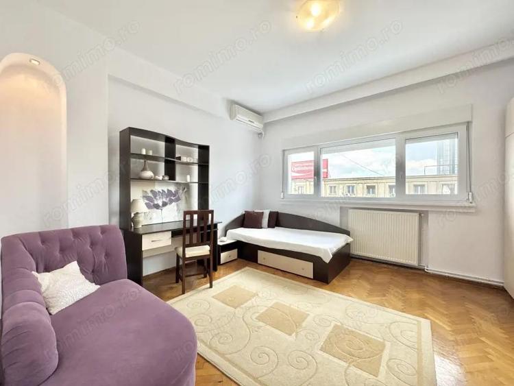 Apartament cu 4 camere semidecomandat, mobilat în Romană