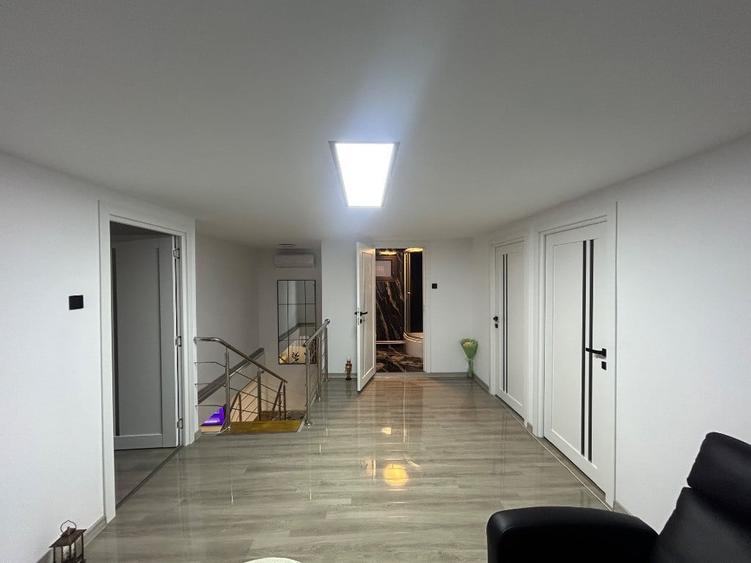 Casă cu 6 camere cu Teren 500 Mp în Săbăreni