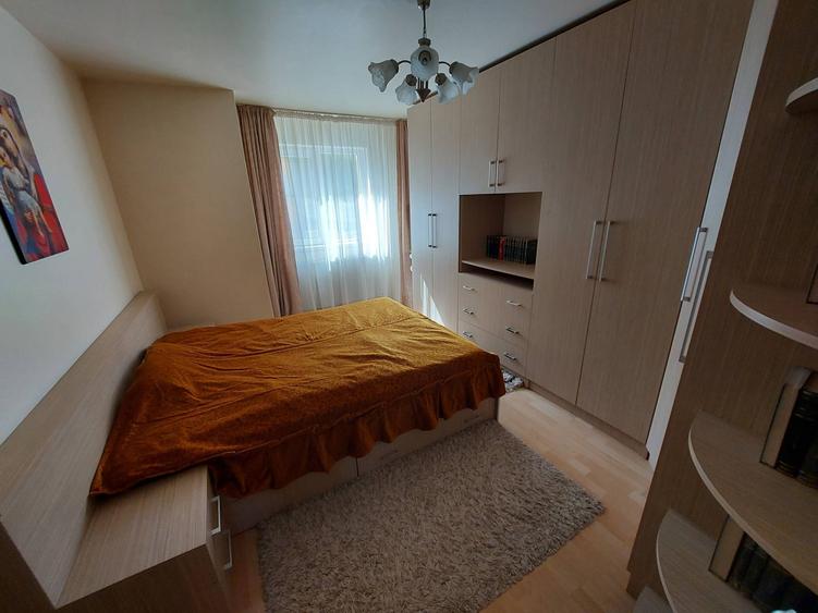 Apartament cu 3 camere semidecomandat în Florești