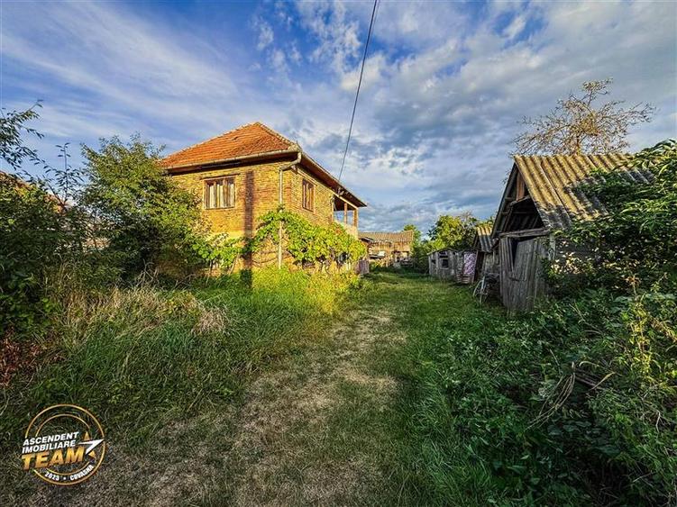 Casă cu 2 camere cu Teren 2162 Mp în Turia
