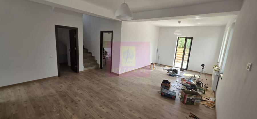 Casă individuală cu 4 camere cu Canalizare în Brebu