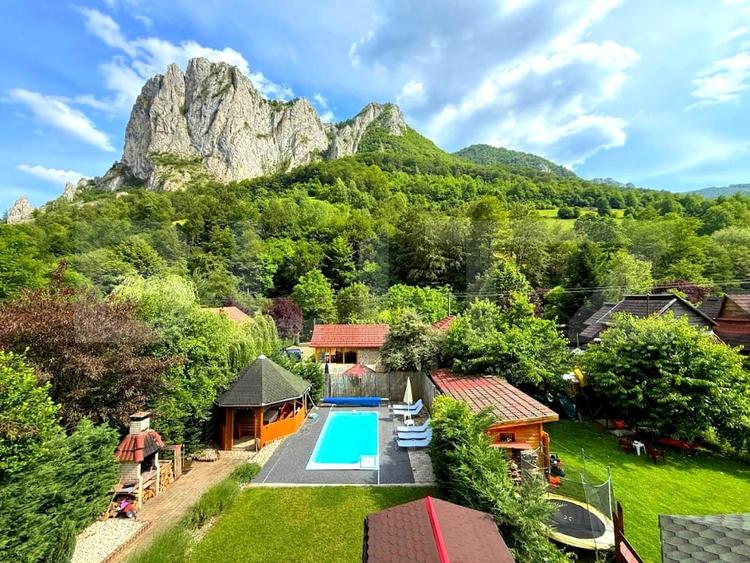 Casă individuală cu 6 camere cu Piscina în Valea Mănăstirii